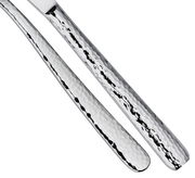 Nahaufnahme von zwei Besteckgriffen mit gehämmerter Oberfläche aus Edelstahl, seitliche Perspektive