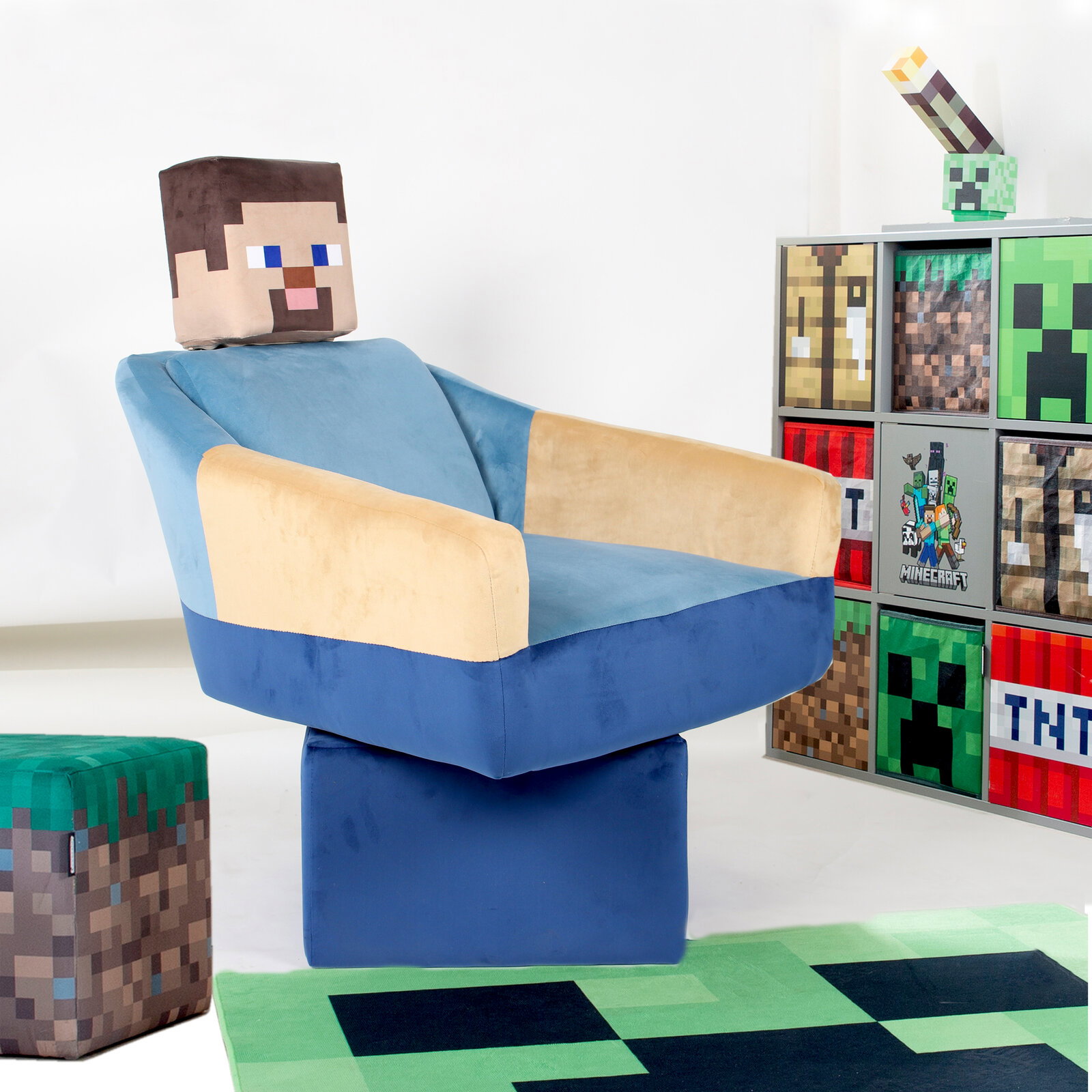 Minecraft-inspirierter Kinder-Sessel in Blau und Beige mit pixeligem Kopfkissen, schräg von vorne links fotografiert, neben einem Regal mit Minecraft-Motiven auf weißem Hintergrund