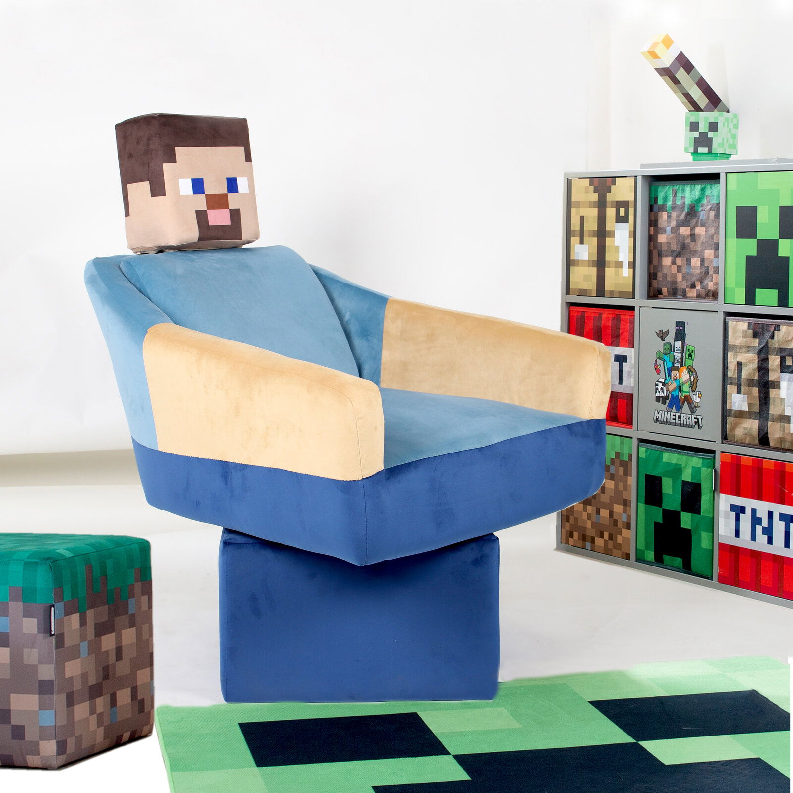 Zurbrüggen Drehsessel MINECRAFT Minecraft-inspirierter Kinder-Sessel in Blau und Beige mit pixeligem Kopfkissen, schräg von vorne links fotografiert, neben einem Regal mit Minecraft-Motiven auf weißem Hintergrund