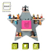Graues, sternförmiges BOARTI Wandregal für eine Musikbox mit mehreren kleinen Holzablagen und bunten Spielfiguren, mittig eine pinke Toniebox; Frontansicht.