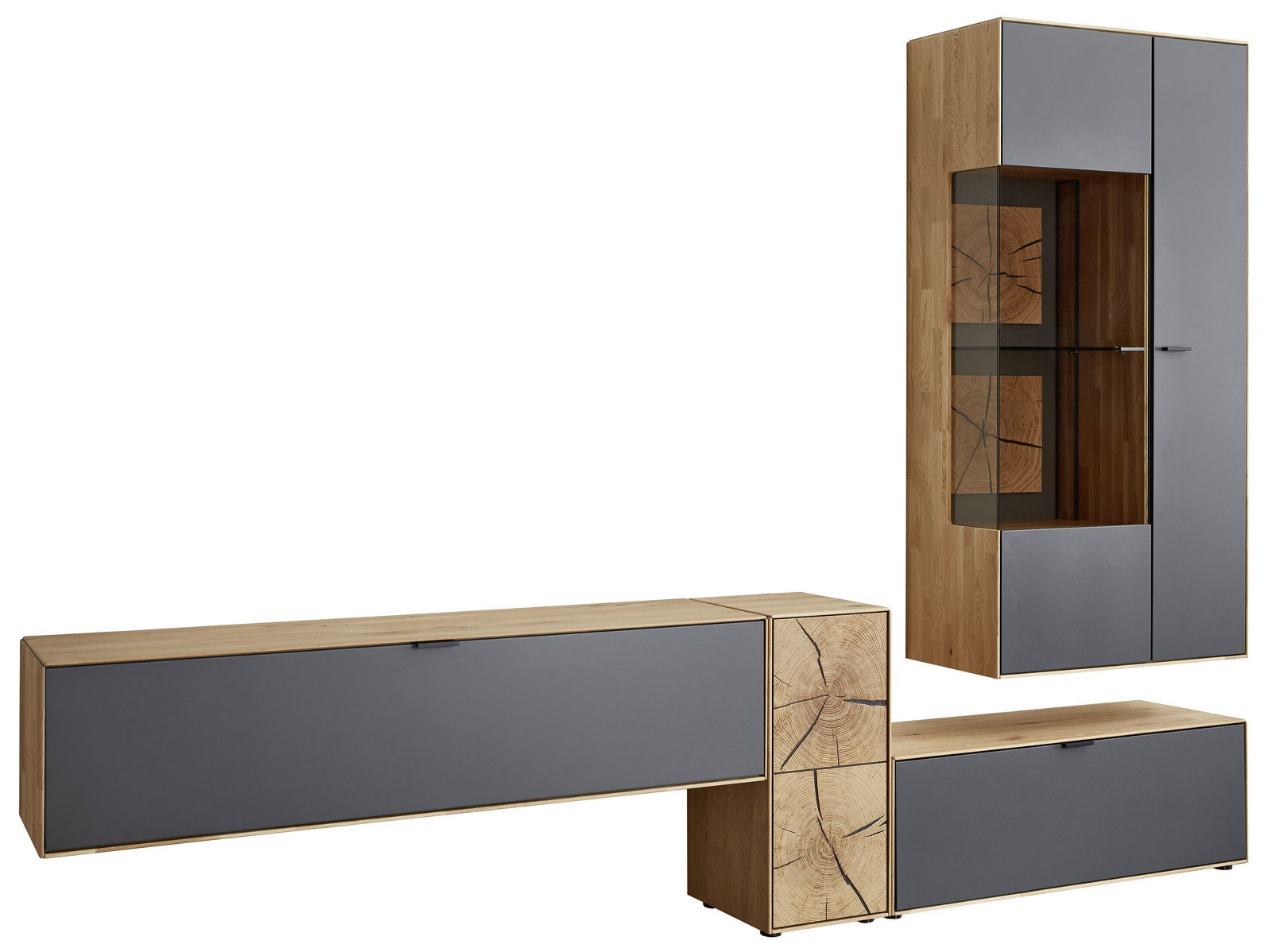 Moderne Wandkombination aus Holz und grauem Material, bestehend aus einem hohen Schrank mit Glaseinsatz und zwei niedrigen Schränken. Perspektive von vorne.