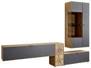 Moderne Wandkombination aus Holz und grauem Material, bestehend aus einem hohen Schrank mit Glaseinsatz und zwei niedrigen Schränken. Perspektive von vorne.