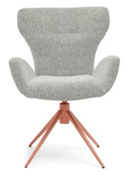 Moderne fauteuil met grijze stoffen bekleding en koperkleurig metalen frame, gezien van voren.
