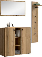 Garderoben-Set in Eichenholz-Optik mit großem Wandspiegel, Sideboard mit Lamellenfront und schwarzen Griffen sowie Garderobenpaneel mit Ablage und Haken, Ansicht schräg von vorn