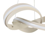 Close-up van een moderne LED-hanglamp met een gebogen vormgeving in beige en wit.