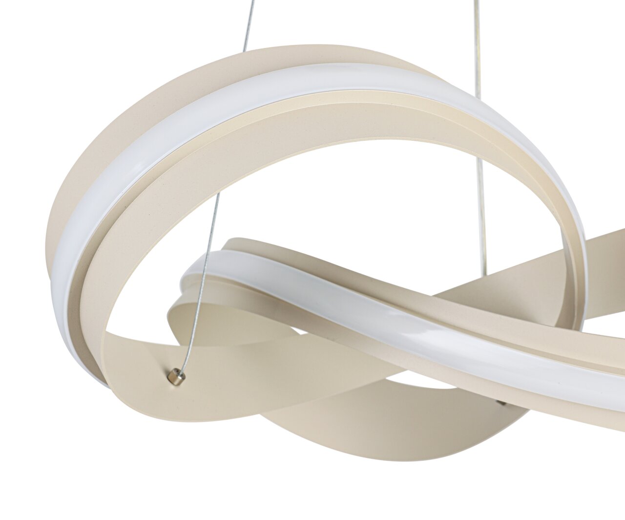 Close-up van een moderne LED-hanglamp met een gebogen vormgeving in beige en wit.