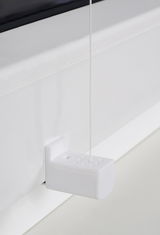 Nahaufnahme eines weißen Plissee-Mechanismus mit Schnur, seitliche Perspektive.