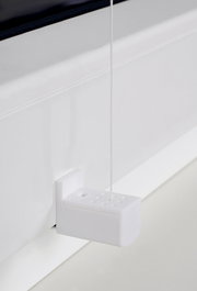 Nahaufnahme eines weißen Plissee-Mechanismus mit Schnur, seitliche Perspektive.