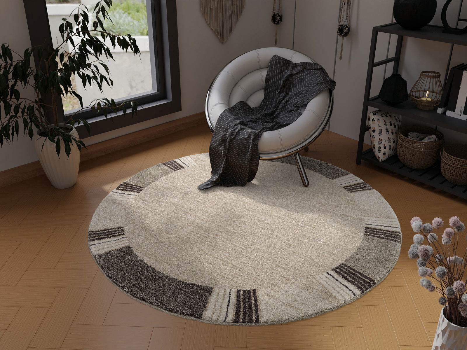 Runder Frisé-Teppich in einem modernen Wohnzimmer, von oben betrachtet. Der Teppich hat ein dezentes Muster in Beige- und Brauntönen und liegt auf einem Holzfußboden neben einem runden Sessel.