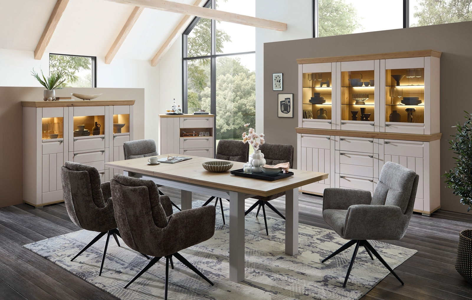 Landscape Highboard COLMAR Esszimmer mit modernem Highboard in heller Holzoptik, beleuchteten Vitrinen und gemütlichen Polsterstühlen, seitliche Perspektive.