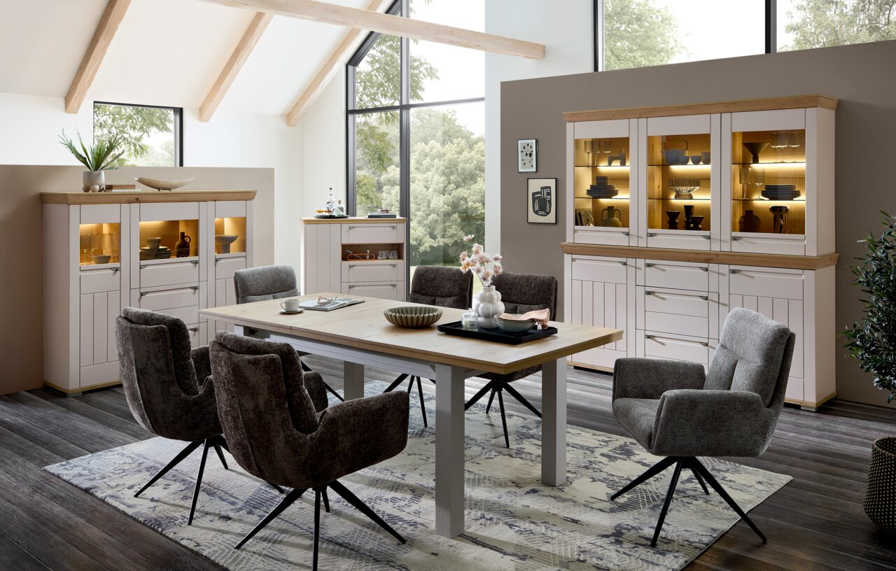 Landscape Highboard COLMAR Esszimmer mit modernem Highboard in heller Holzoptik, beleuchteten Vitrinen und gemütlichen Polsterstühlen, seitliche Perspektive.