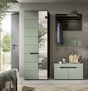 Modernes Garderoben-Set in Salbeigrün mit hoher Schrank-Garderobe (teils Spiegel), Wandpaneel mit Ablage und Haken sowie Sitzbank/Schuhschrank, frontal aus leicht seitlicher Perspektive im Flur inszeniert