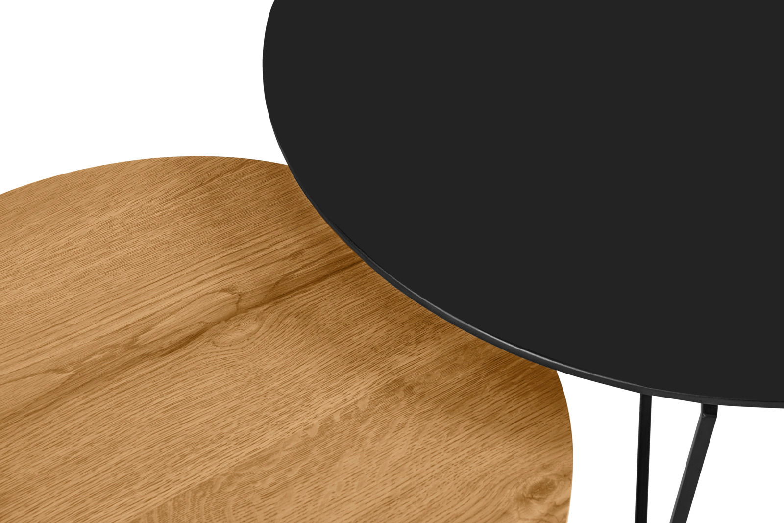 Zwei runde Couchtische im Set, einer mit schwarzer Tischplatte und der andere mit Holzoptik, aus der Vogelperspektive.