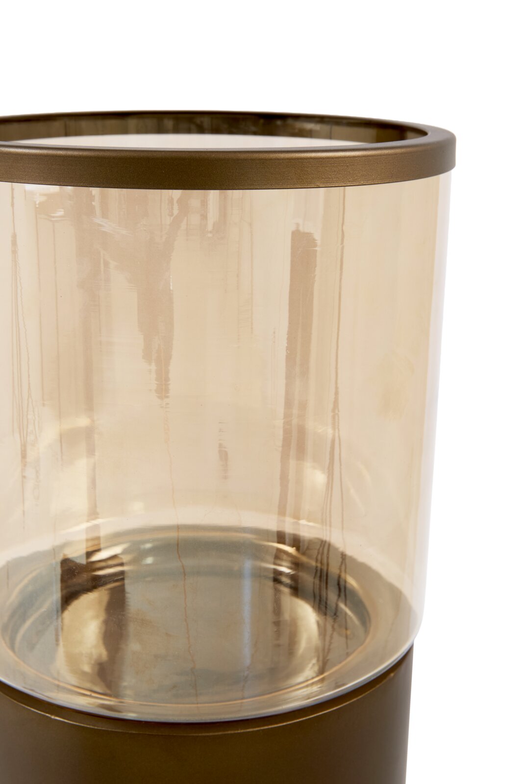 Detailopname vanuit een licht verhoogd vooraanzicht van een elegant cilindervormig windlicht in amberkleurig glas met bronskleurige metalen rand en voet.