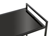 Nahaufnahme eines modernen schwarzen Beistellwagens mit Glasoberfläche, von oben betrachtet.