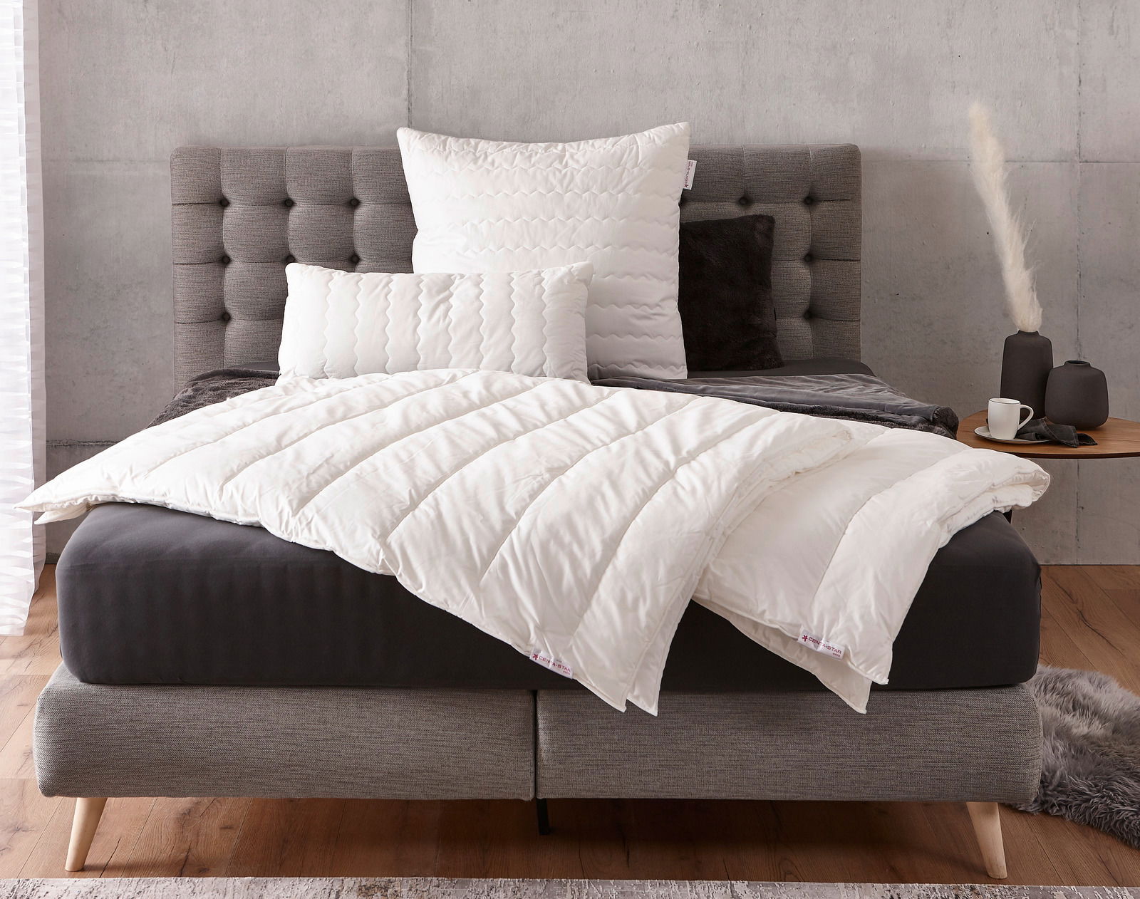 Ganzjahresbett Centa Star Inspiration 135x200cm auf einem stilvollen Bett, seitliche Perspektive