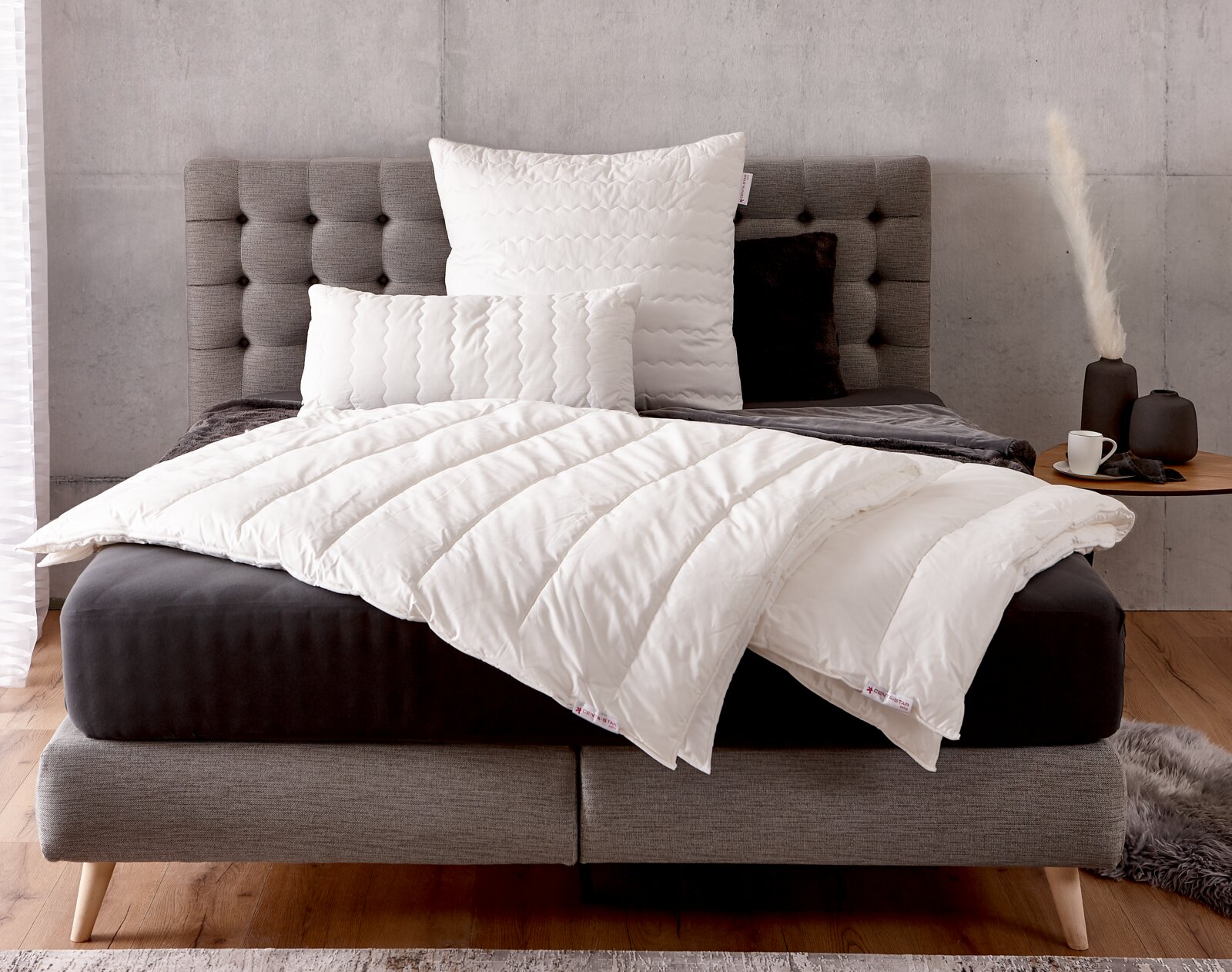 Centa Star Inspiration-bed voor alle seizoenen, 135 x 200 cm, op een stijlvol bed, zijaanzicht