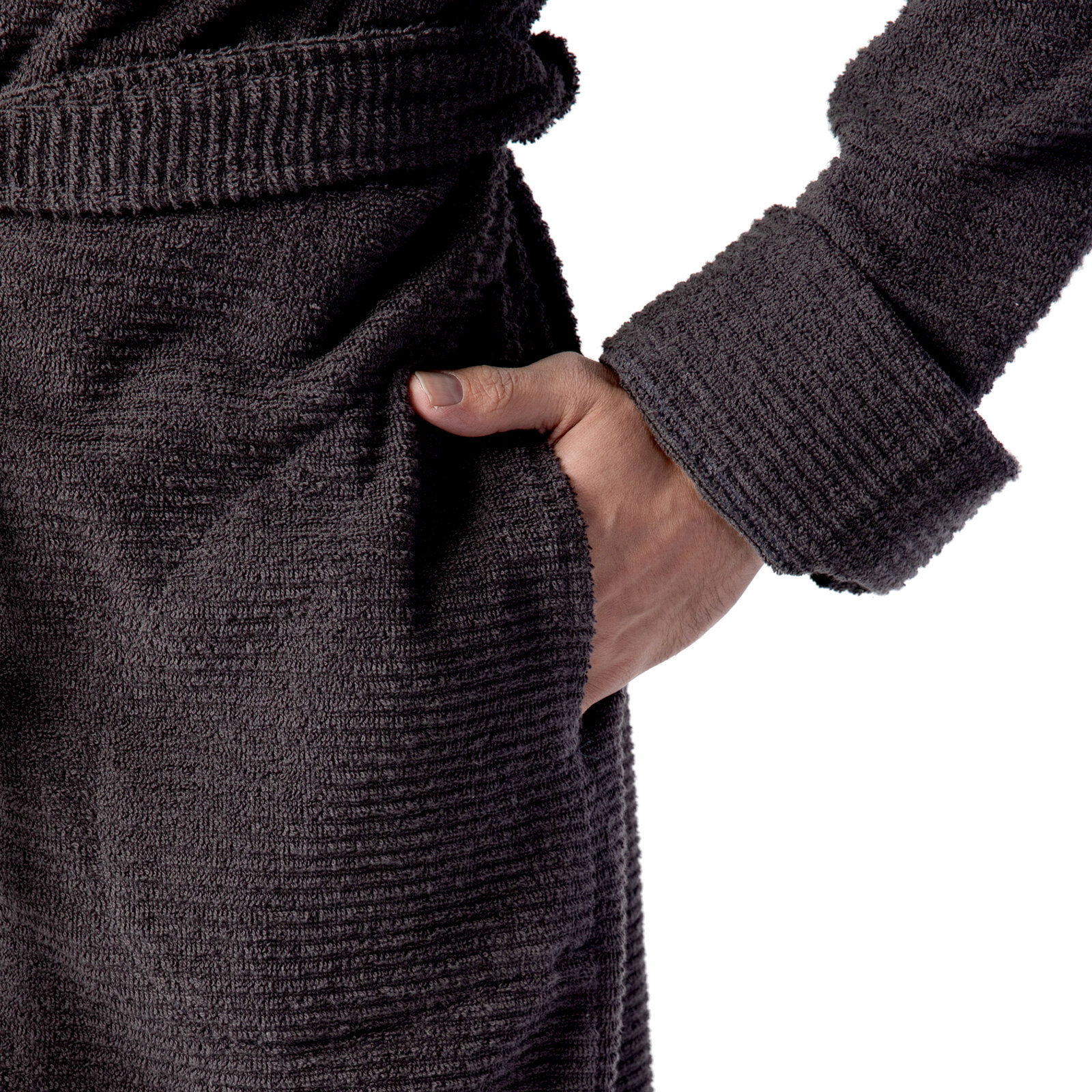 Nahaufnahme eines grauen Kapuzenbademantels in Größe M, mit einer Hand in der Tasche und einem Gürtel um die Taille, seitliche Perspektive.