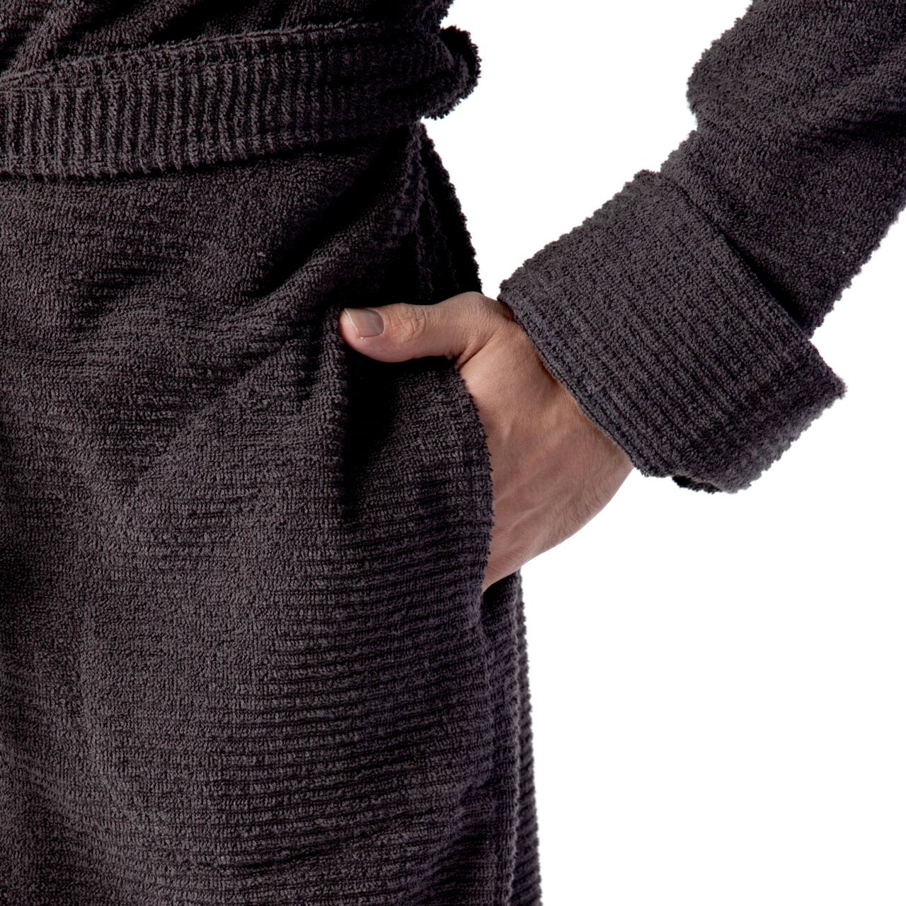 Nahaufnahme eines grauen Kapuzenbademantels in Größe M, mit einer Hand in der Tasche und einem Gürtel um die Taille, seitliche Perspektive.