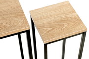 Zwei schmale Beistelltische/Nesttische mit heller Holzoptik-Tischplatte und schwarzem Metallgestell, schräg von oben (Draufsicht) fotografiert.