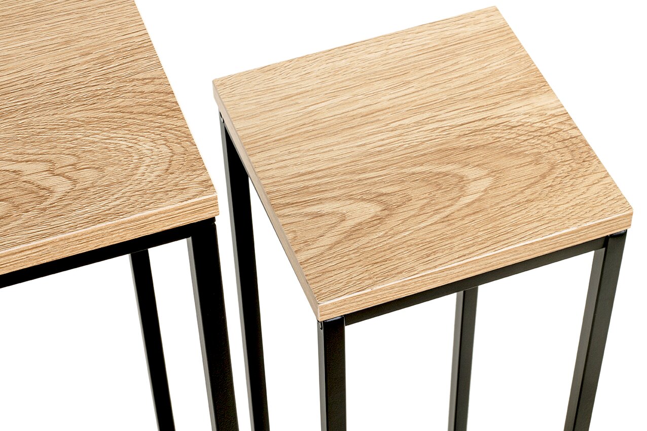 Zwei schmale Beistelltische/Nesttische mit heller Holzoptik-Tischplatte und schwarzem Metallgestell, schräg von oben (Draufsicht) fotografiert.