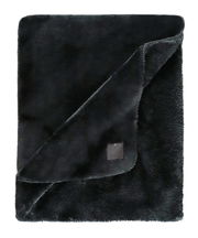 Luxuriöse schwarze Wohndecke von JOOP! aus weichem Material, gefaltet und von oben fotografiert.