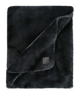 Luxuriöse schwarze Wohndecke von JOOP! aus weichem Material, gefaltet und von oben fotografiert.