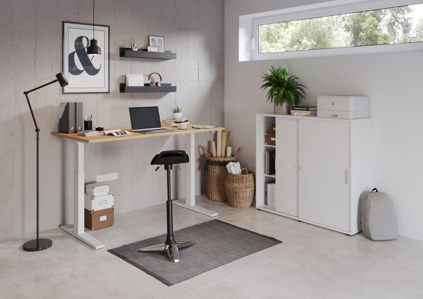 Moderner E-Schreibtisch in einem stilvollen Büro mit Blick von vorne, ausgestattet mit Laptop, Pflanzen und Regalen.