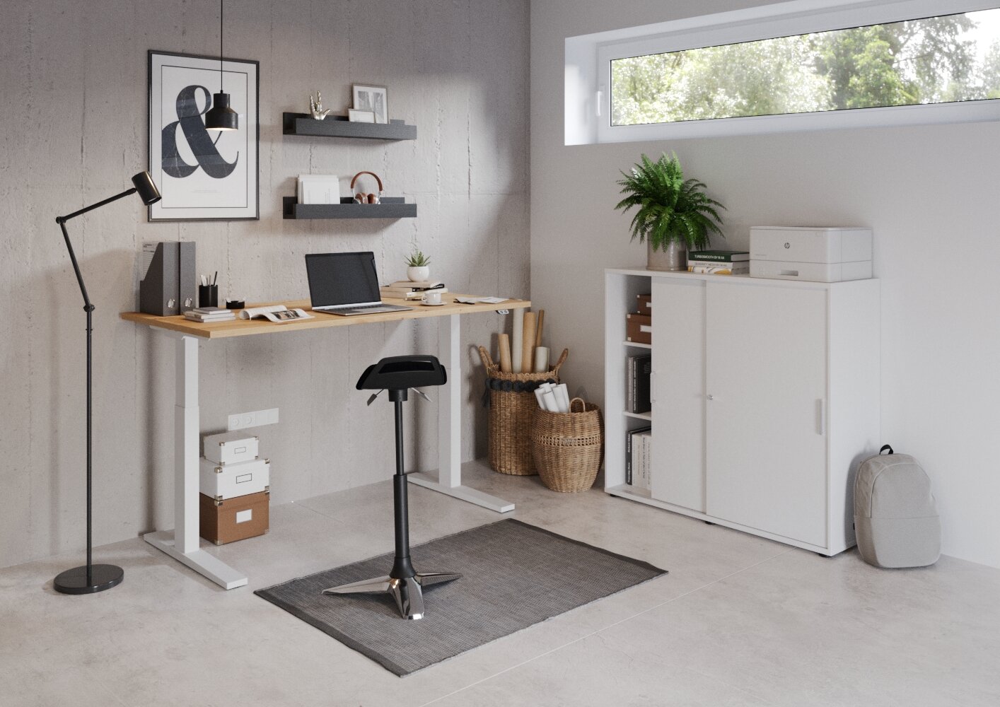 Moderner E-Schreibtisch in einem stilvollen Büro mit Blick von vorne, ausgestattet mit Laptop, Pflanzen und Regalen.