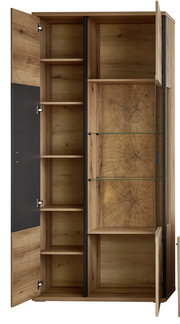 Offener Vitrinen- bzw. Wohnzimmerschrank in Holzoptik mit schwarzem Akzent, Glasböden und mehreren Fächern, frontal aus leicht seitlicher Perspektive