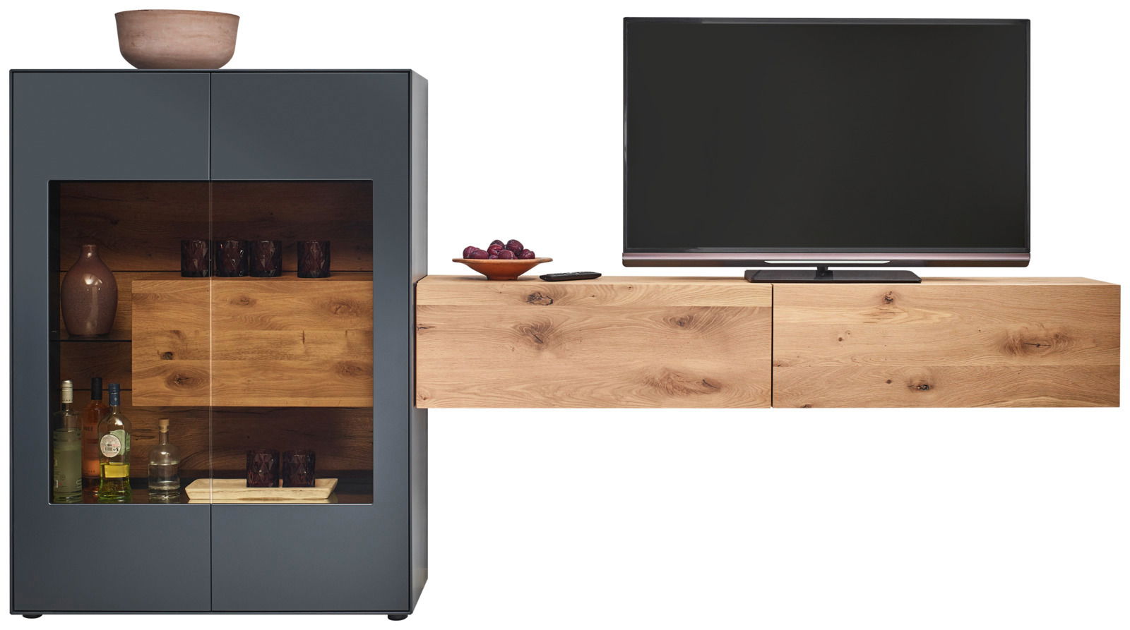 Moderne Wandkombination mit dunklem Schrank und Holzregalen, TV auf hellem Holzschrank, seitliche Perspektive