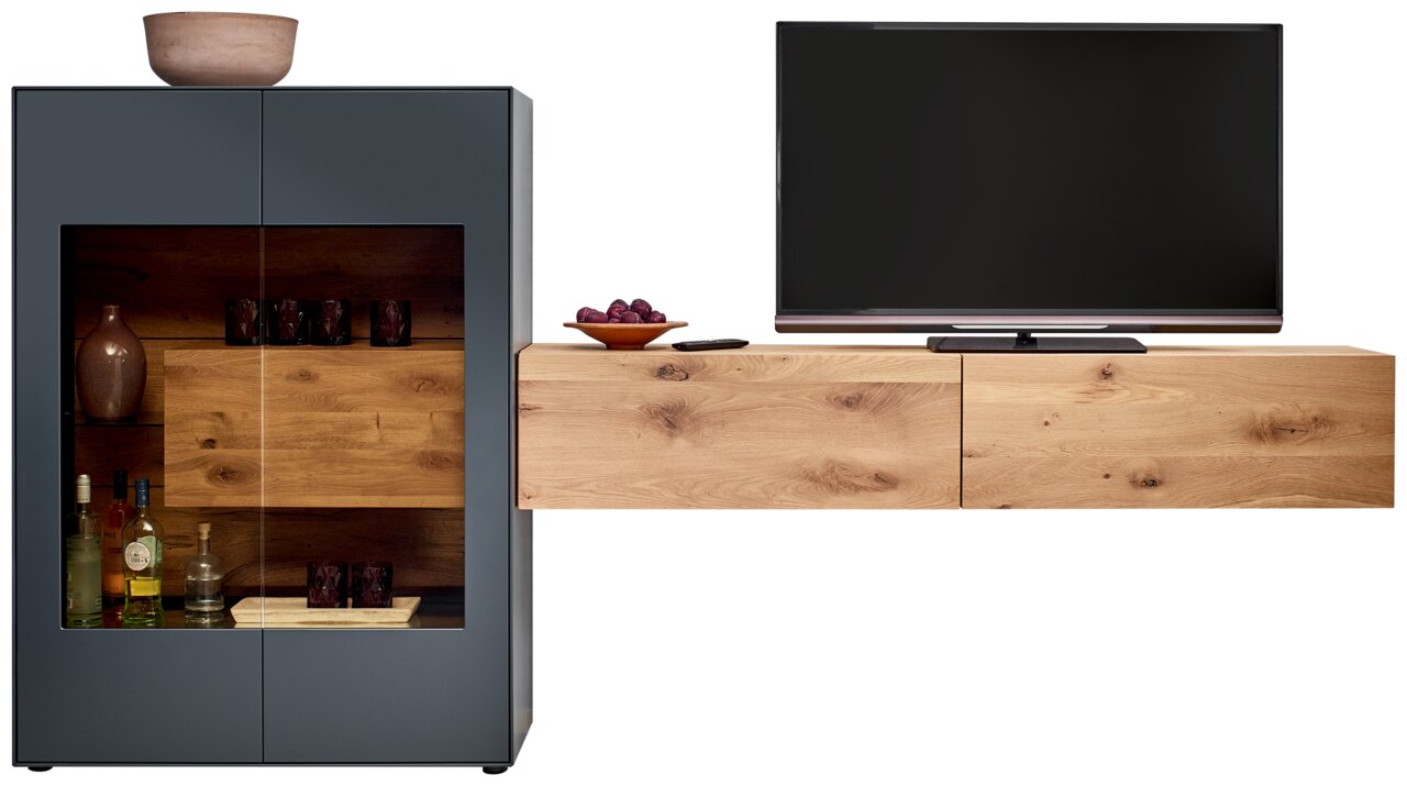 Moderne wandopstelling met donkere kast en houten planken, tv op lichte houten kast, zijaanzicht