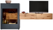 Moderne wandopstelling met donkere kast en houten planken, tv op lichte houten kast, zijaanzicht