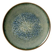 Runder Keramikteller mit grün-blauer Effektglasur, hellem organischem Muster in der Mitte und braunem Rand, aus der Draufsicht