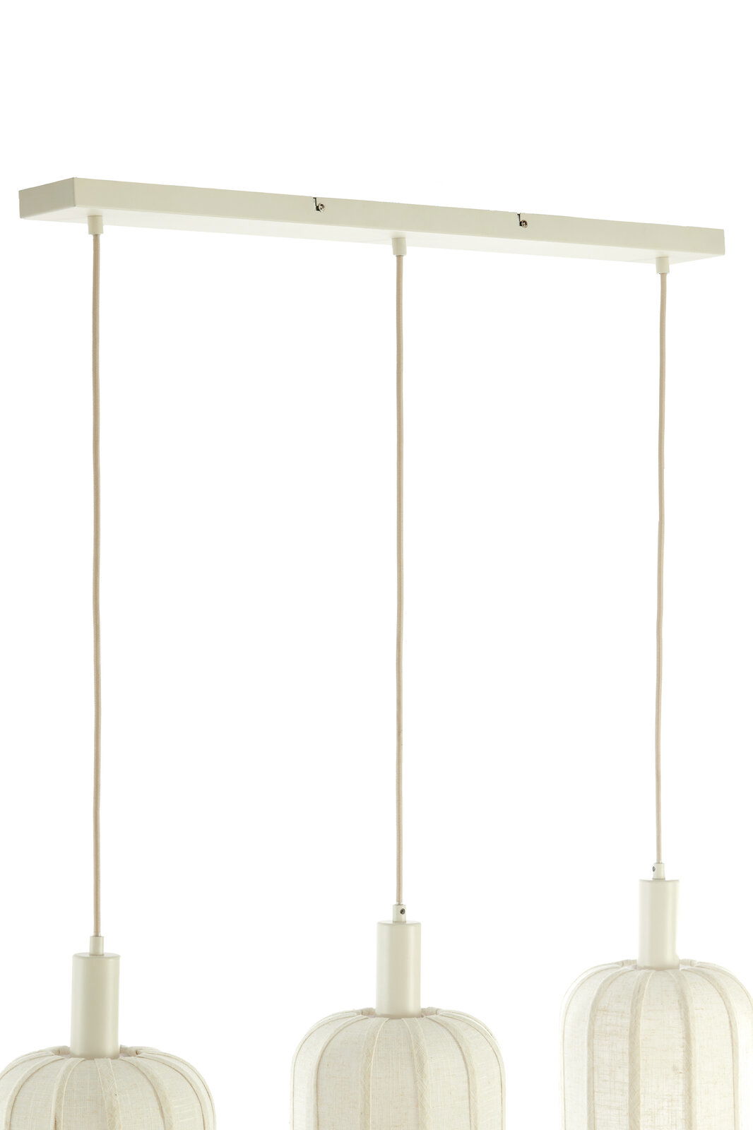 Hängeleuchte mit drei weißen Lampenschirmen, von unten betrachtet.