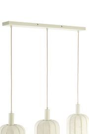 Hängeleuchte mit drei weißen Lampenschirmen, von unten betrachtet.