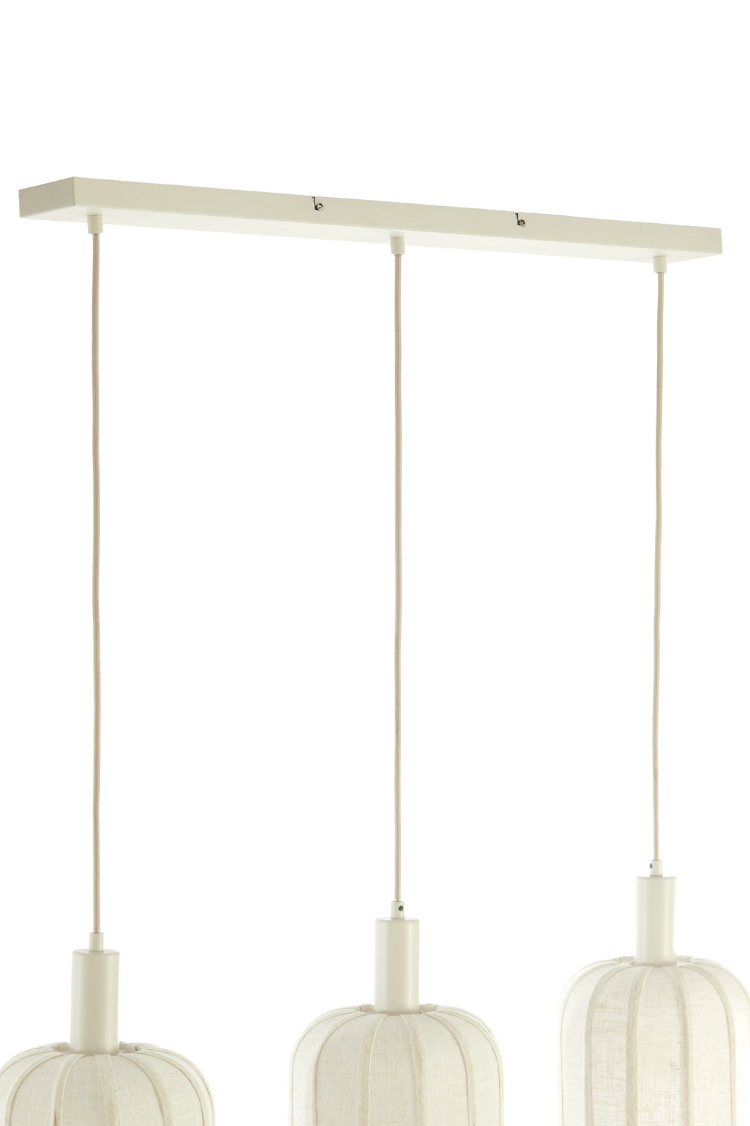 Hängeleuchte mit drei weißen Lampenschirmen, von unten betrachtet.