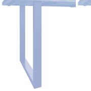 Nahaufnahme eines Gartentischs mit schwarzem Metallgestell und Holzplatte, seitliche Perspektive