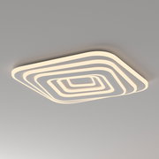 Moderne quadratische LED-Deckenleuchte mit mehrstufigem, spiralförmigem Lichtdesign in Warmweiß, Ansicht schräg von unten an der Decke