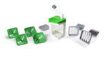 Nicer Dicer Julietti 13-teiliges Set aus der Vogelperspektive, bestehend aus einem Behälter mit grünem Deckel und verschiedenen Schneideinsätzen.