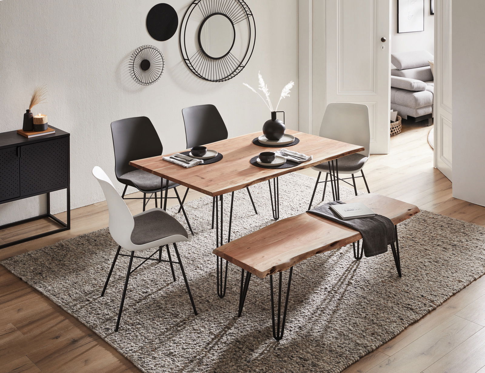 Moderner Essbereich mit Holztisch, Bank und Stühlen in einem stilvollen Raum, seitliche Perspektive