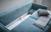 Funktionssofa in blauer Farbe mit Stauraum, von oben fotografiert