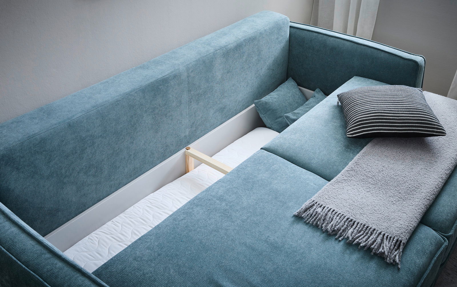 Funktionssofa in blauer Farbe mit Stauraum, von oben fotografiert