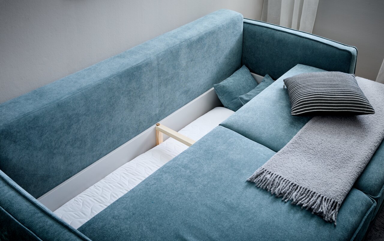 Funktionssofa in blauer Farbe mit Stauraum, von oben fotografiert