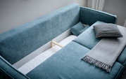 Funktionssofa in blauer Farbe mit Stauraum, von oben fotografiert