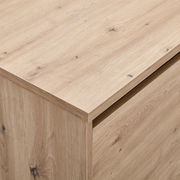 Nahaufnahme eines TV-Lowboards aus hellem Holz mit sichtbarer Maserung, Perspektive von oben.