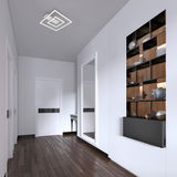Moderne LED-Deckenleuchte in quadratischer Form, aus Aluminium, an der Decke eines stilvollen Flurs montiert, Perspektive von unten.