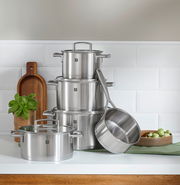 Topfset Vitality 5-tlg. aus Edelstahl, gestapelt auf einer Küchenarbeitsplatte, seitliche Perspektive