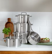 Topfset Vitality 5-tlg. aus Edelstahl, gestapelt auf einer Küchenarbeitsplatte, seitliche Perspektive