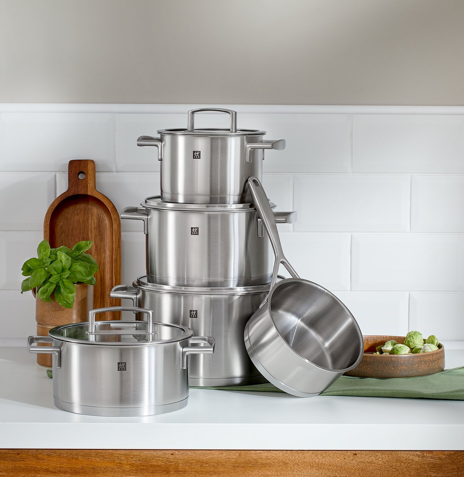 Topfset Vitality 5-tlg. aus Edelstahl, gestapelt auf einer Küchenarbeitsplatte, seitliche Perspektive